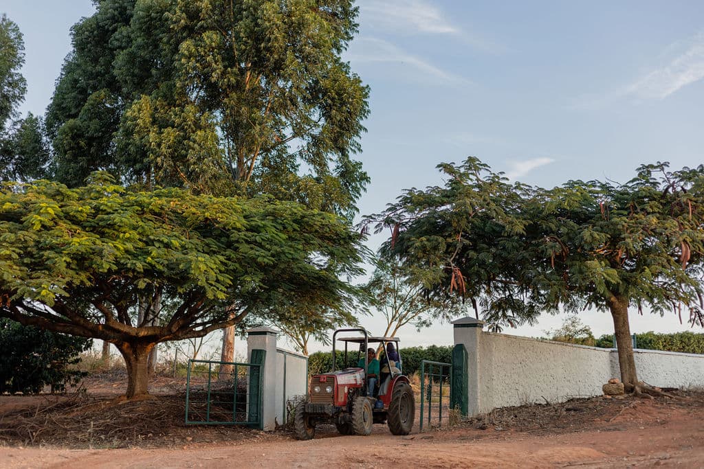 Trecker am Eingangstor der Fazenda